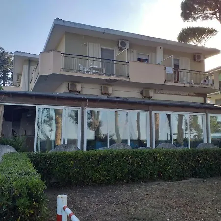 Bright Quadruple A Stone Throw From The Sea Bed & Breakfast 3*