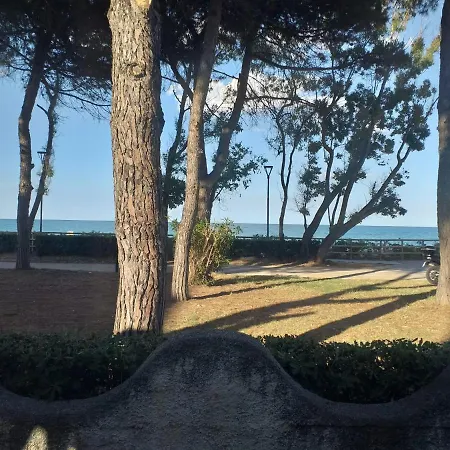 Bright Quadruple A Stone Throw From The Sea Couette-café Pineto