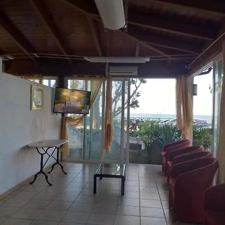 Bright Quadruple A Stone Throw From The Sea Bed and breakfast Pineto