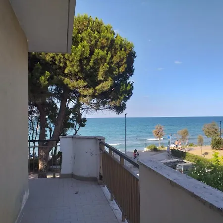 Couette-café Bright Quadruple A Stone Throw From The Sea Pineto