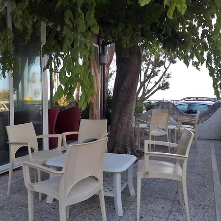 Bright Quadruple A Stone Throw From The Sea Отель типа 