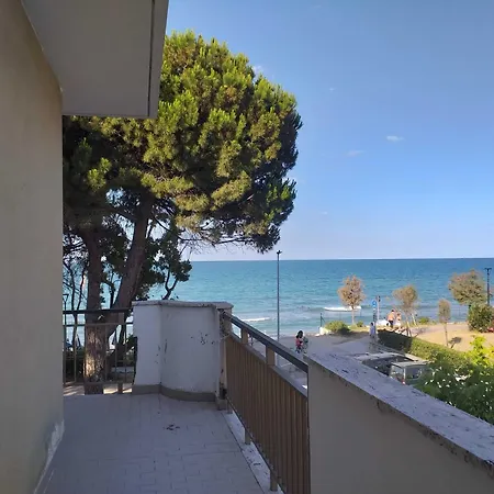 فندق مبيت وإفطار Bright Quadruple A Stone Throw From The Sea
