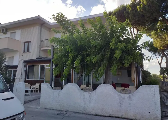 Bright Quadruple A Stone Throw From The Sea Panzió Pineto